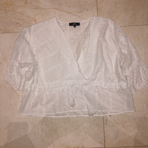Eyelet boutique bought trendy top - Picture 2 of 3